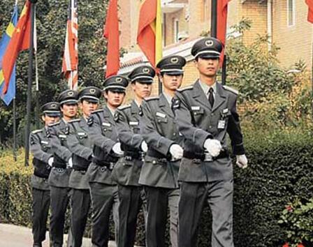 在小區(qū)門(mén)口發(fā)生搶劫事件時(shí)，物業(yè)保安是否負(fù)有相關(guān)責(zé)任