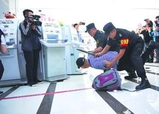 銀行內(nèi)遇搶劫咋應(yīng)對(duì)？襄陽(yáng)戎安保安公司演練給答案